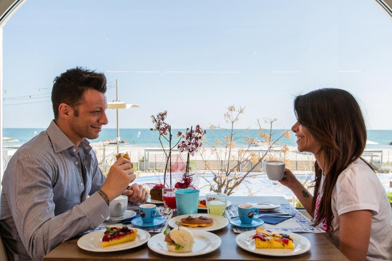 Hotel Alexandra - Beach Front - Healthy Xxl Breakfast & Brunch Until 12 30 - Parking Included มิซาโน อาดรีอาติโก ภายนอก รูปภาพ