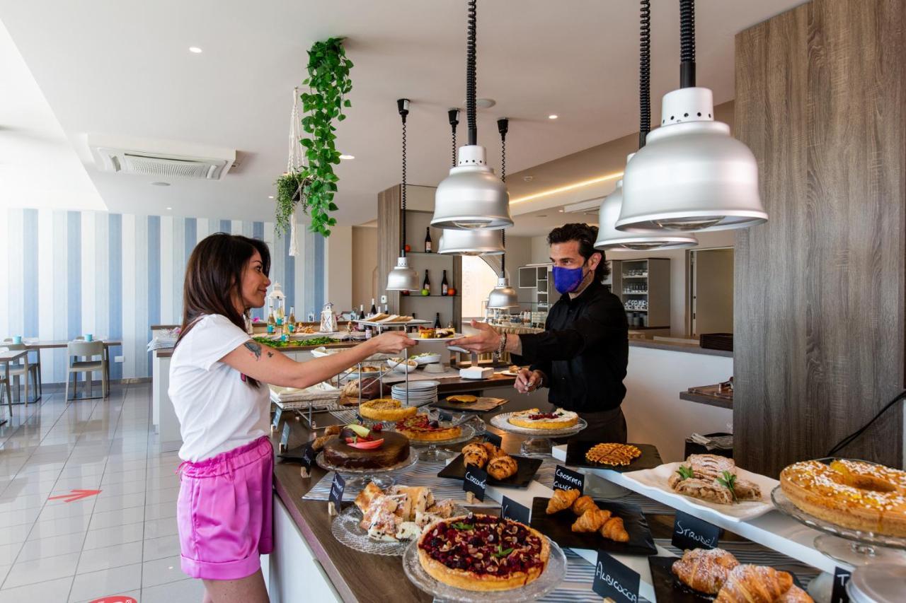 Hotel Alexandra - Beach Front - Healthy Xxl Breakfast & Brunch Until 12 30 - Parking Included มิซาโน อาดรีอาติโก ภายนอก รูปภาพ