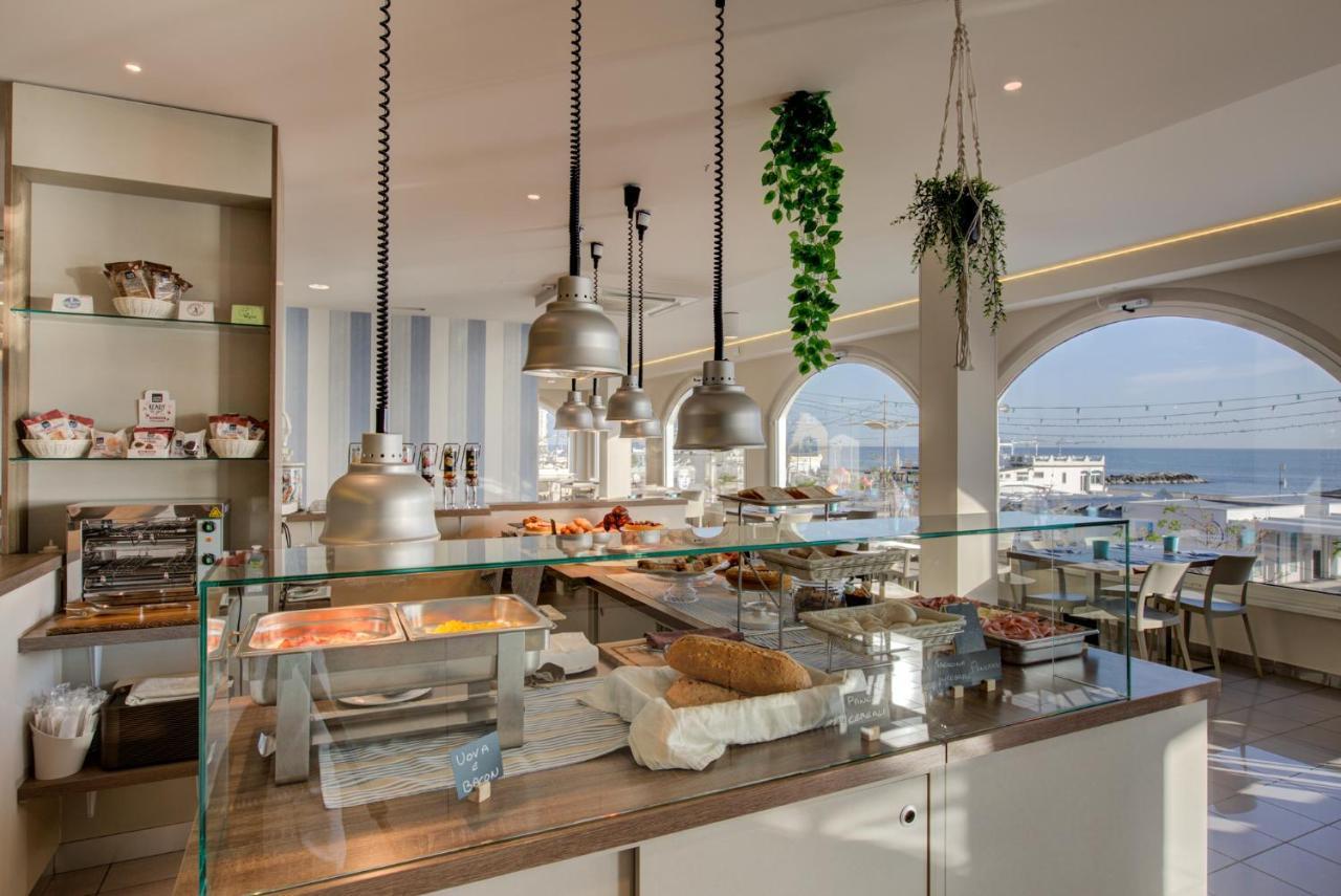 Hotel Alexandra - Beach Front - Healthy Xxl Breakfast & Brunch Until 12 30 - Parking Included มิซาโน อาดรีอาติโก ภายนอก รูปภาพ