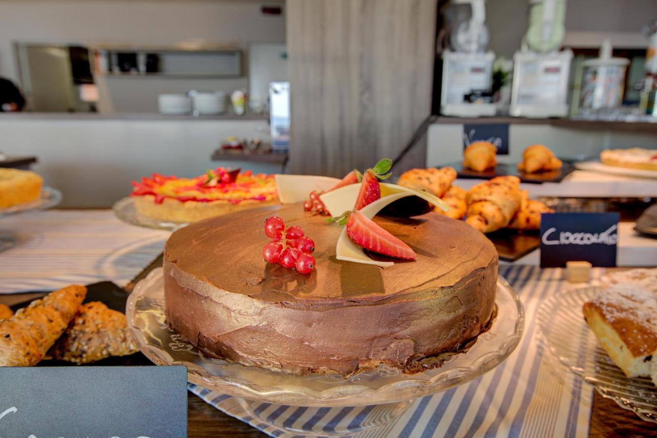 Hotel Alexandra - Beach Front - Healthy Xxl Breakfast & Brunch Until 12 30 - Parking Included มิซาโน อาดรีอาติโก ภายนอก รูปภาพ