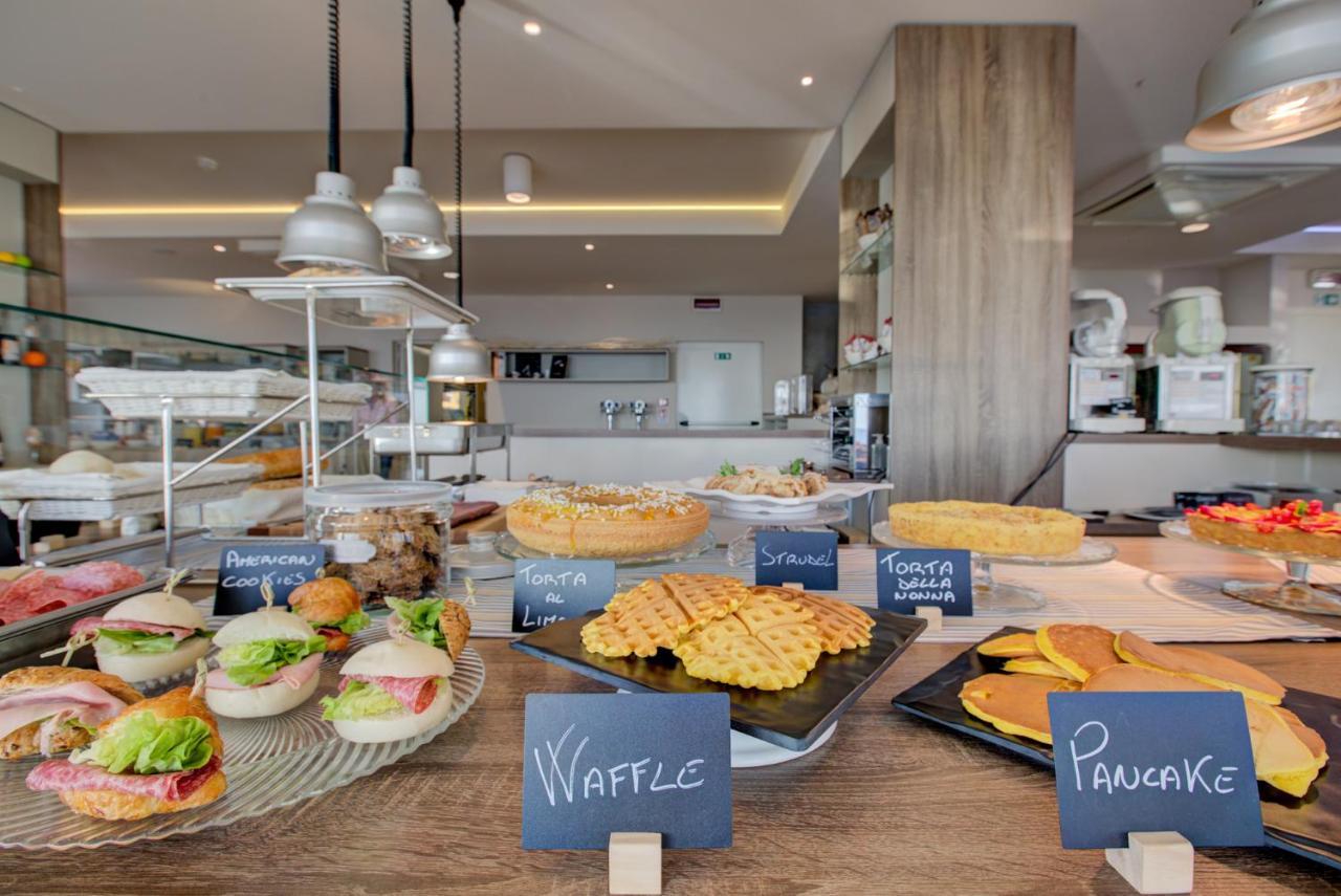 Hotel Alexandra - Beach Front - Healthy Xxl Breakfast & Brunch Until 12 30 - Parking Included มิซาโน อาดรีอาติโก ภายนอก รูปภาพ