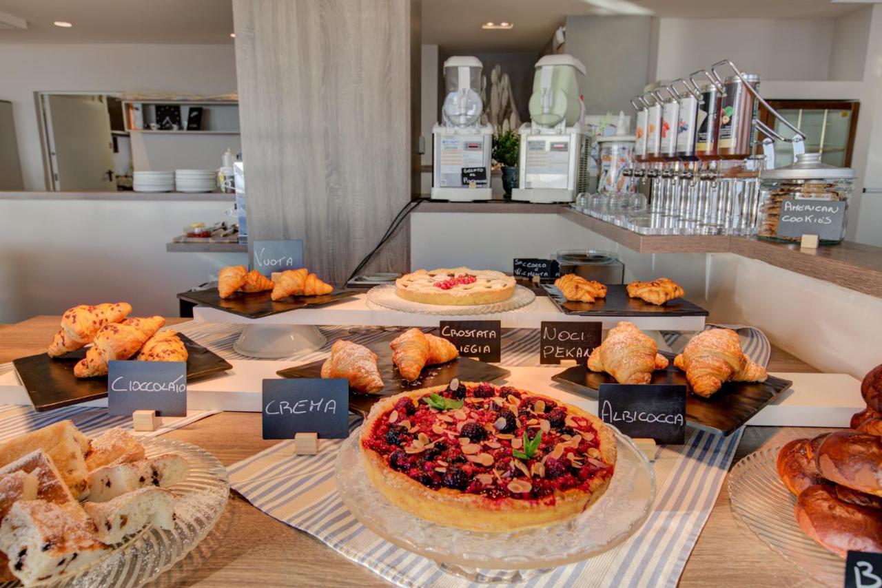 Hotel Alexandra - Beach Front - Healthy Xxl Breakfast & Brunch Until 12 30 - Parking Included มิซาโน อาดรีอาติโก ภายนอก รูปภาพ