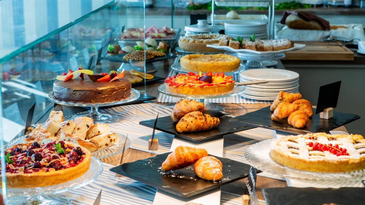 Hotel Alexandra - Beach Front - Healthy Xxl Breakfast & Brunch Until 12 30 - Parking Included มิซาโน อาดรีอาติโก ภายนอก รูปภาพ