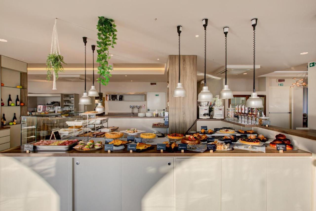 Hotel Alexandra - Beach Front - Healthy Xxl Breakfast & Brunch Until 12 30 - Parking Included มิซาโน อาดรีอาติโก ภายนอก รูปภาพ
