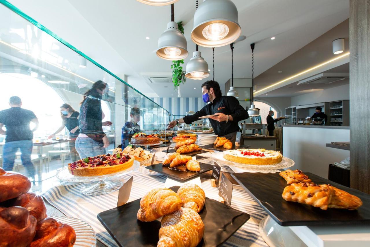 Hotel Alexandra - Beach Front - Healthy Xxl Breakfast & Brunch Until 12 30 - Parking Included มิซาโน อาดรีอาติโก ภายนอก รูปภาพ