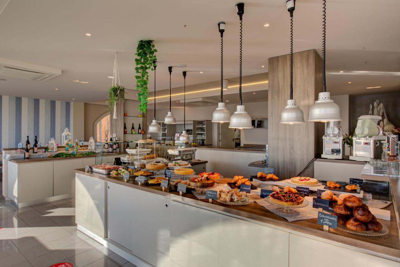 Hotel Alexandra - Beach Front - Healthy Xxl Breakfast & Brunch Until 12 30 - Parking Included มิซาโน อาดรีอาติโก ภายนอก รูปภาพ