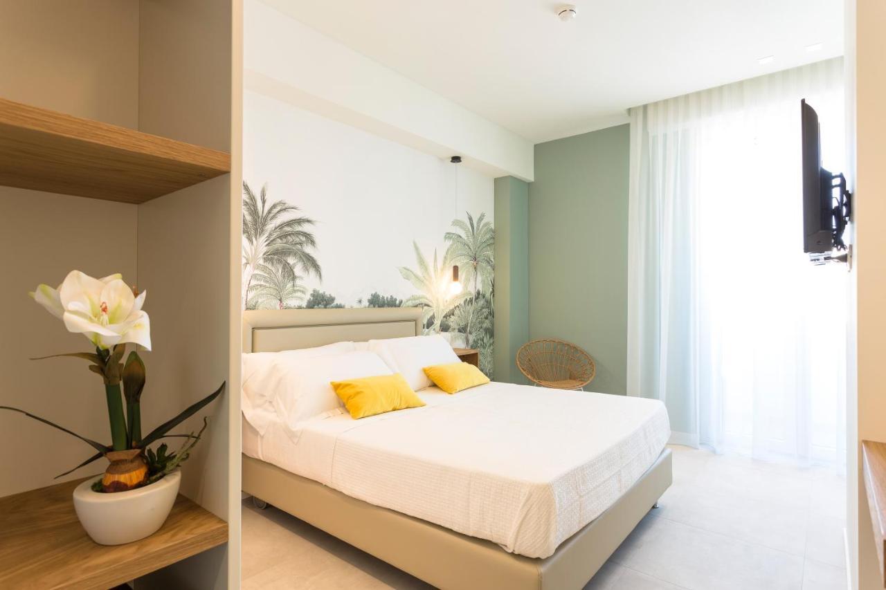Hotel Alexandra - Beach Front - Healthy Xxl Breakfast & Brunch Until 12 30 - Parking Included มิซาโน อาดรีอาติโก ภายนอก รูปภาพ