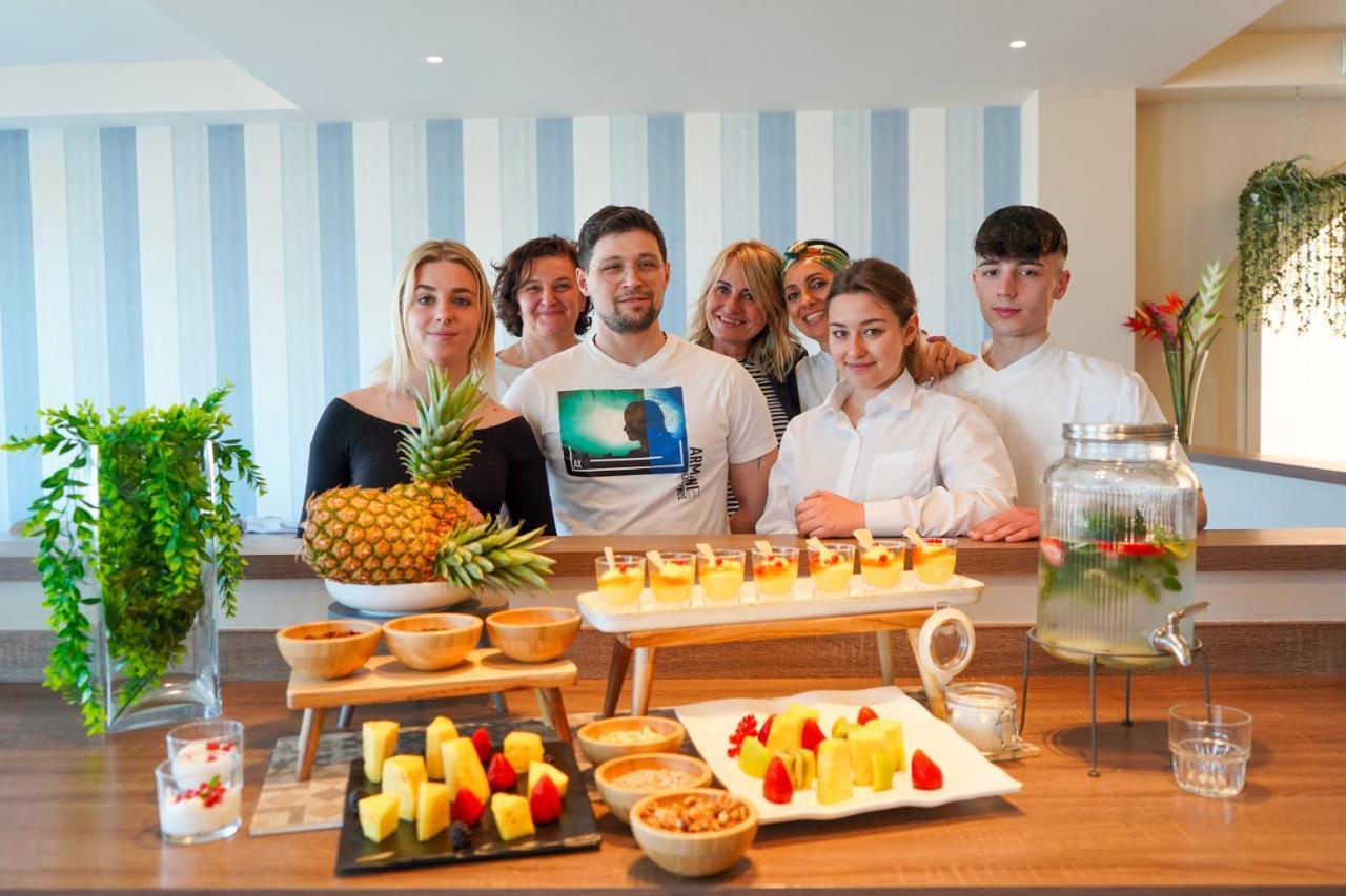 Hotel Alexandra - Beach Front - Healthy Xxl Breakfast & Brunch Until 12 30 - Parking Included มิซาโน อาดรีอาติโก ภายนอก รูปภาพ