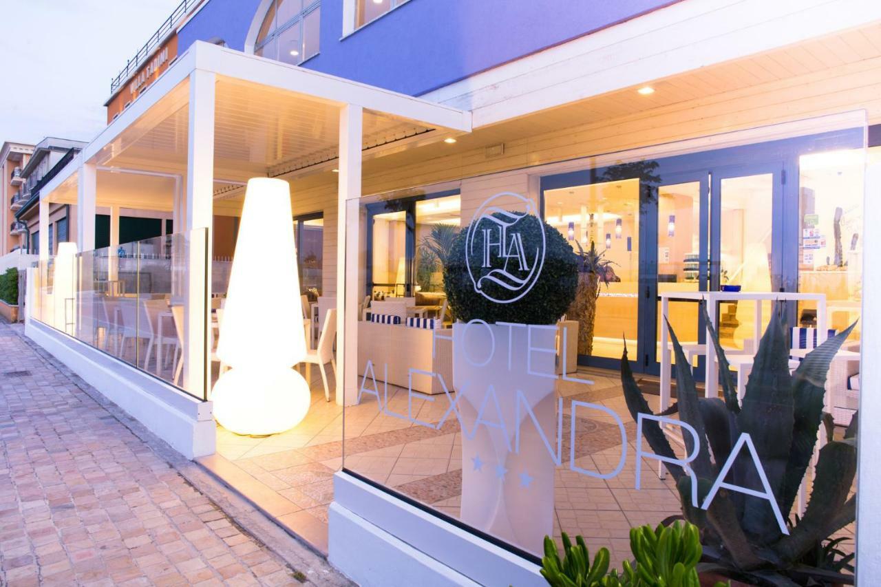 Hotel Alexandra - Beach Front - Healthy Xxl Breakfast & Brunch Until 12 30 - Parking Included มิซาโน อาดรีอาติโก ภายนอก รูปภาพ
